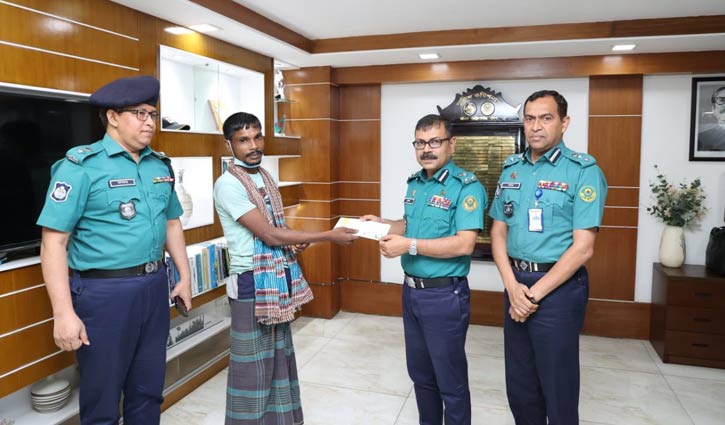 গৃহবধূকে বাঁচাতে ৯৯৯ এ ফোন দেওয়া সেই রিকশাচালক পুরস্কৃত