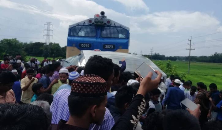 মাইক্রোবাসে ট্রেনের ধাক্কা: চট্টগ্রামের সঙ্গে রেল যোগাযোগ বন্ধ