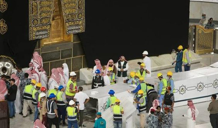 ২ বছর পর সরানো হলো কাবার চারপাশের প্রতিবন্ধক