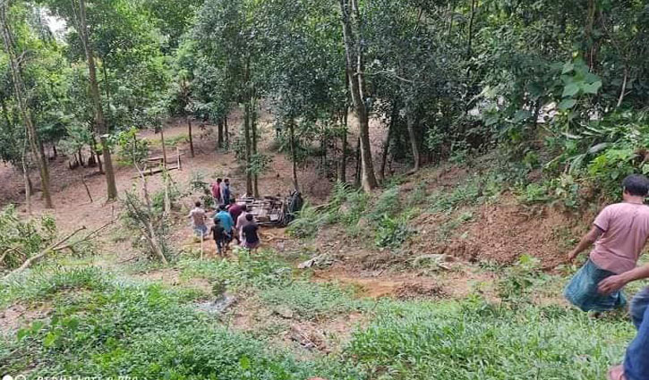 লামায় গাড়ি পাহাড়ি খাদে পড়ে স্কুলছাত্রী নিহত লামায় গাড়ি পাহাড়ি খাদে পড়ে স্কুলছাত্রী নিহত