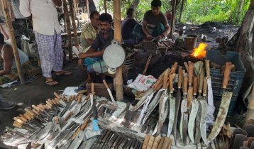 কামারপল্লীতে চাকু-ছুরি তৈরির কর্মযজ্ঞ চলছে