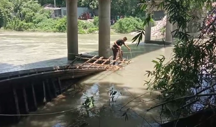 ইছামতি নদীতে গরু বোঝাই ট্রলার ডুবি