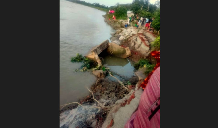 কালভার্ট ভেঙে যাওয়ায় দুর্ভোগে ৪০ হাজার মানুষ কালভার্ট ভেঙে যাওয়ায় দুর্ভোগে ৪০ হাজার মানুষ