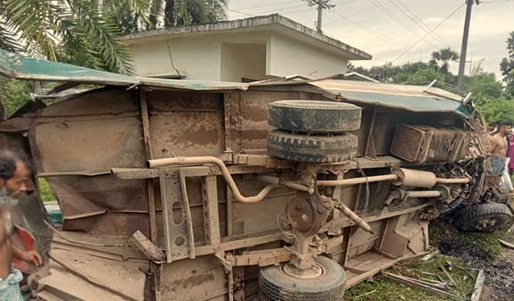 রেল ক্রসিংয়ে বাসে ট্রেনের ধাক্কা, নিহত ৫