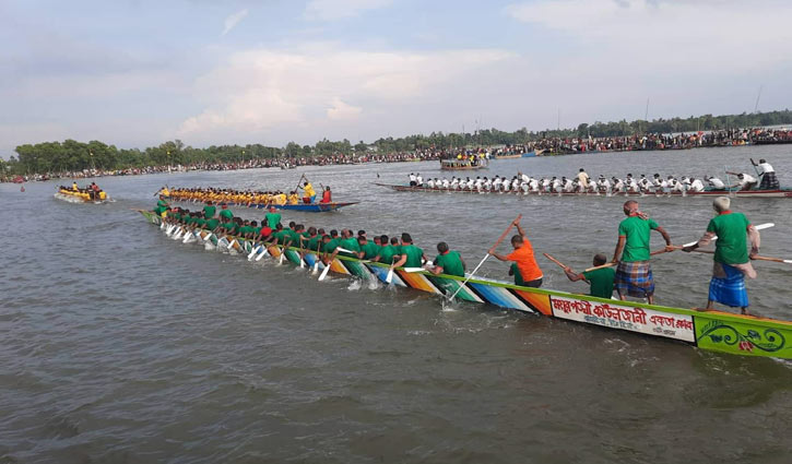 বাসুলিয়ায় ঐতিহ্যবাহী নৌকা বাইচ 