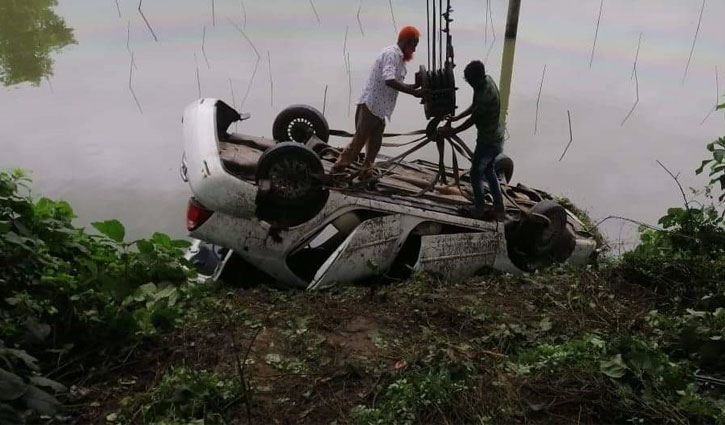 গাছে ধাক্কা খেয়ে খাদে গাড়ি, স্ত্রী-শ্যালিকাসহ ভূমি কর্মকর্তা নিহত