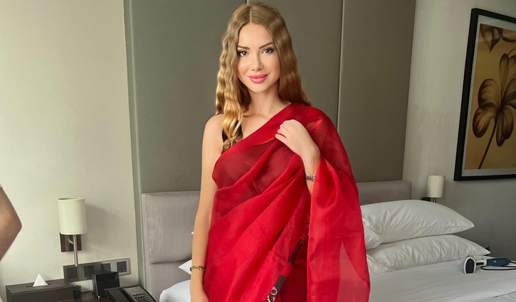 জামদানি শাড়ি পরে চমকে দিলেন পপ গায়িকা ওটিলিয়া