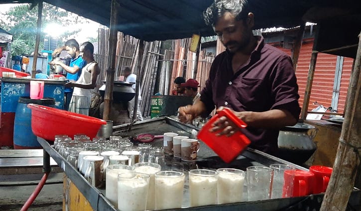 প্রতিদিন সাড়ে তিনশ লিটার গরুর দুধের চা বিক্রি হয় ‘চা মহলে’