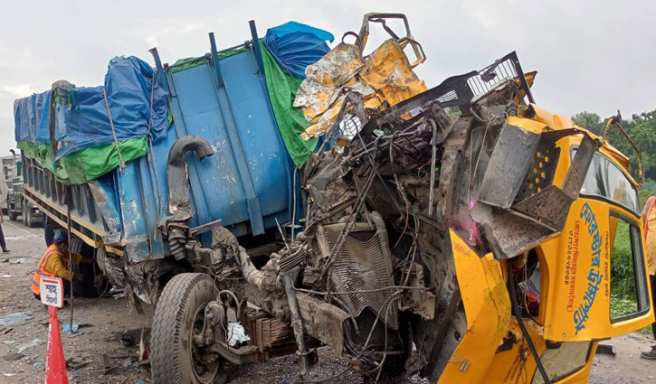 টাঙ্গাইলে বাস-ট্রাক সংঘ‌র্ষে নিহত ২