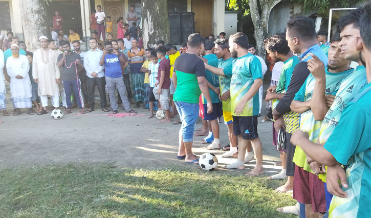 বিবাহিত-অবিবাহিত প্রীতি ফুটবল ম্যাচ