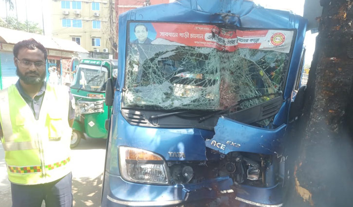 গাছের সঙ্গে ধাক্কা লেগে পিকআপ চালক নিহত গাছের সঙ্গে ধাক্কা লেগে পিকআপ চালক নিহত