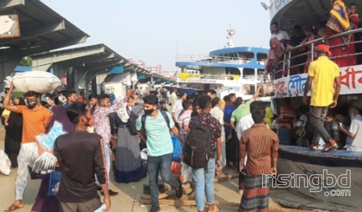 নৌপথে ফির‌ছেন লা‌খো মানুষ, এখা‌নেও বিড়ম্বনা