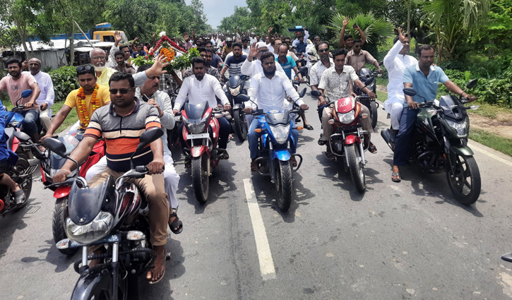 মনোনয়ন পেয়ে মোটরসাইকেল শোডাউন, পরে জানতে পারলেন প্রার্থী পরিবর্তন মনোনয়ন পেয়ে মোটরসাইকেল শোডাউন, পরে জানতে পারলেন প্রার্থী পরিবর্তন