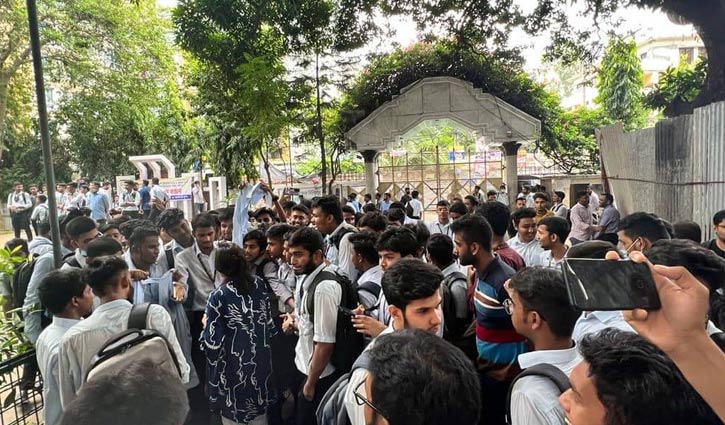 ধানমন্ডি আইডিয়ালে শিক্ষকদের ক্লাস বর্জন, শিক্ষার্থীদের বিক্ষোভ