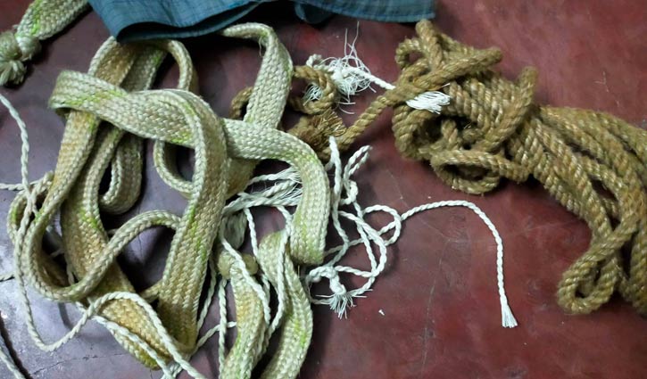 মাকে বেঁধে, মাথায় পিস্তল ঠেকিয়ে কলেজছাত্রীকে বিয়ে!