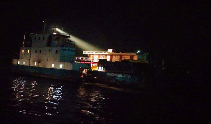 যানবাহন-যাত্রী নিয়ে মাঝ নদীতে আটকা ফেরি