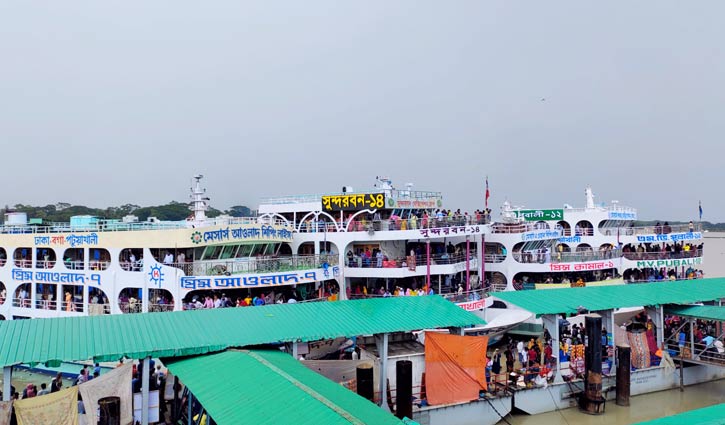 নয় লঞ্চে করে পদ্মা পাড়ে যাচ্ছেন পটুয়াখালীর বিশ হাজার মানুষ নয় লঞ্চে করে পদ্মা পাড়ে যাচ্ছেন পটুয়াখালীর বিশ হাজার মানুষ