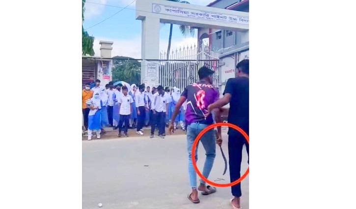 স্কুল গেইটে রামদা হাতে মহড়া, ভিডিও ভাইরাল স্কুল গেইটে রামদা হাতে মহড়া, ভিডিও ভাইরাল