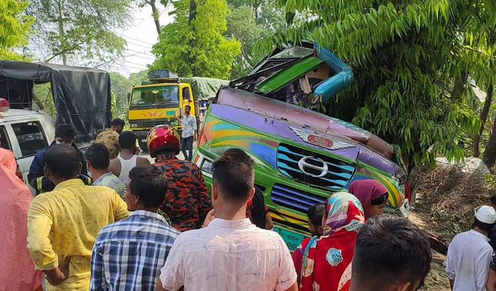 গাছের সঙ্গে বাসের ধাক্কায় মা-ছেলেসহ নিহত ৩