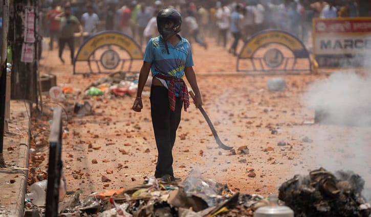 ফটোস্টোরি: শিক্ষার্থী‌দের সঙ্গে ব্যবসায়ীদের সংঘর্ষ
