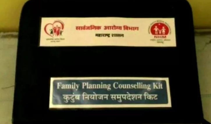 স্বাস্থ্যকর্মীদের মাঝে কৃত্রিম পুরুষাঙ্গ বিতরণ