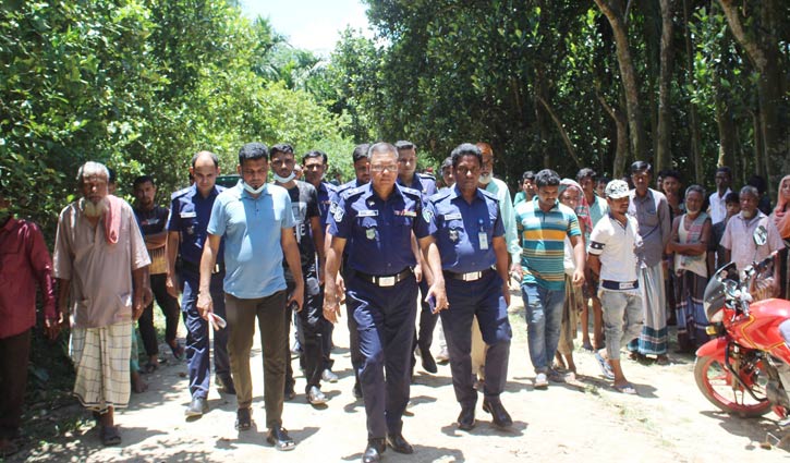 নদীর পাড়ে পড়েছিল যুবকের মাথাবিহীন মরদেহ নদীর পাড়ে পড়েছিল যুবকের মাথাবিহীন মরদেহ