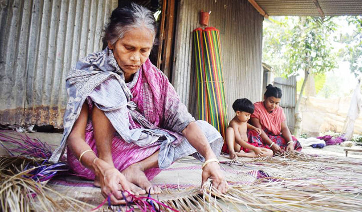 শিল্পে অনন্য শীতলপাটি, পুঁজির অভাবে হারাতে বসেছে