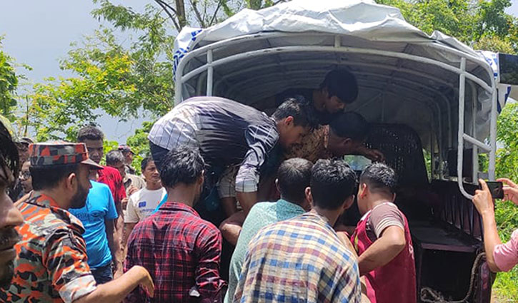 থানচিতে পর্যটকবাহী মাইক্রোবাস খাদে, নিহত ২