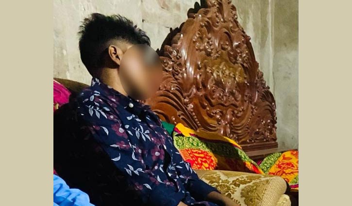 পুরুষ সেজে চাচিকে ভাগিয়ে বিয়ে করলেন তরুণী! পুরুষ সেজে চাচিকে ভাগিয়ে বিয়ে করলেন তরুণী!