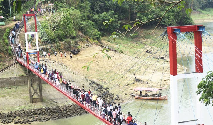 পর্যটকে মুখর হ্রদ-পাহাড়ের শহর রাঙামাটি