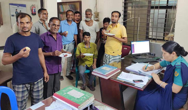 পদ্মা সেতু উদ্বোধন: চট্টগ্রামে থানায় সেবা প্রত্যাশীদের মিষ্টিমুখ পদ্মা সেতু উদ্বোধন: চট্টগ্রামে থানায় সেবা প্রত্যাশীদের মিষ্টিমুখ