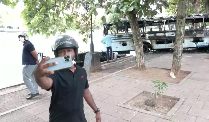 পোড়া বাসের সামনে সেলফি তোলার হিড়িক