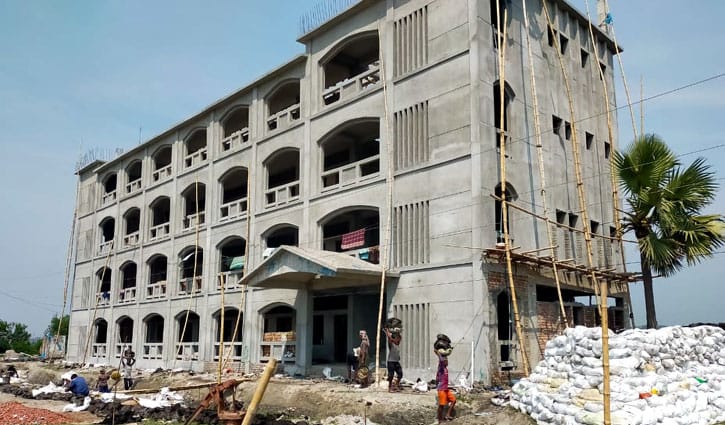 অভিনব পদ্ধতিতে সোজা করা হচ্ছে হেলে পড়া ভবন