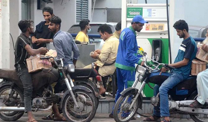 পাকিস্তানে ১ লিটার পেট্রোলের দাম ২৩৩ রুপি 