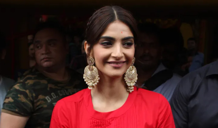 সোনমের গহনা কিনে ফেঁসে গেলেন স্বর্ণকার