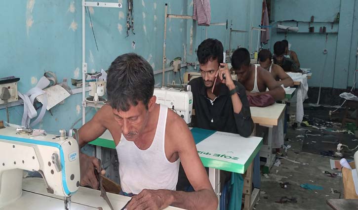 ঈদকে ঘিরে দর্জিপাড়ায় কর্মব্যস্ততা ঈদকে ঘিরে দর্জিপাড়ায় কর্মব্যস্ততা