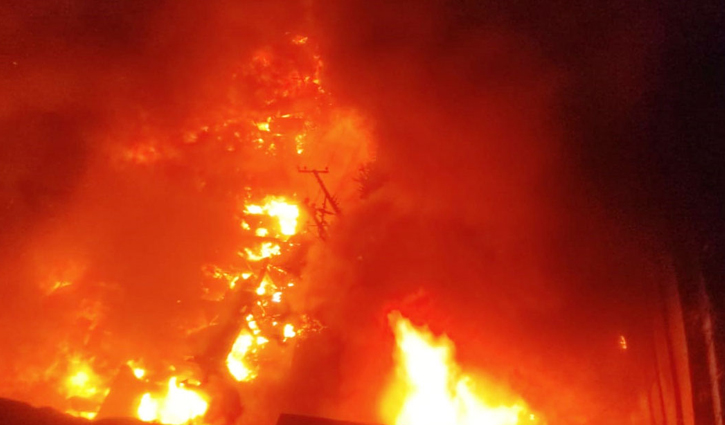 নোয়াখালীতে মার্কেটের আগুন নিয়ন্ত্রণে