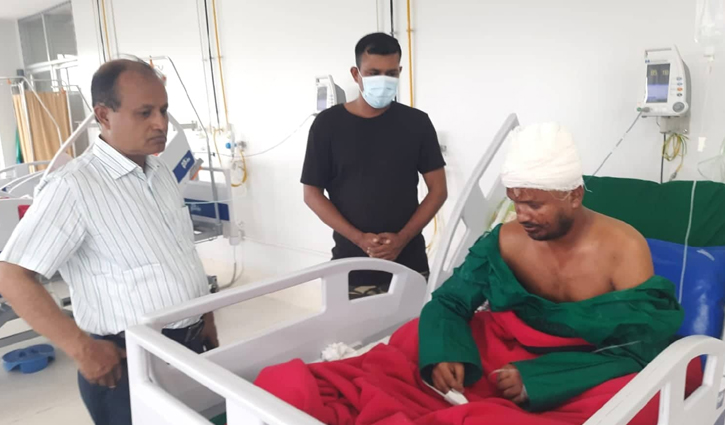 আহতদের দেখতে গেলেন ঢাবির সাদা দলের অধ্যাপক-সিনেট সদস্য