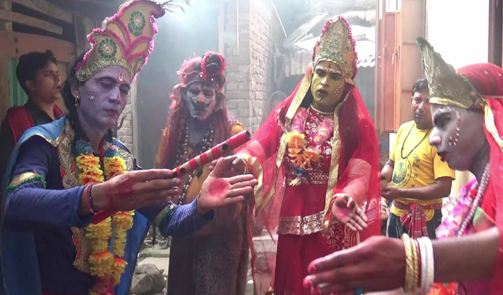 ঝালকাঠিতে দেখা মিললো নীল নাচের দল 