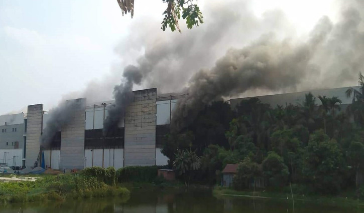 স্কয়ার ফার্মাসিউটিক্যালস কারখানার আগুন নিয়ন্ত্রণে ১৩ ইউনিট স্কয়ার ফার্মাসিউটিক্যালস কারখানার আগুন নিয়ন্ত্রণে ১৩ ইউনিট