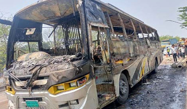 আগুনে পুড়লো বাস, অল্পের জন্য বাঁচলেন যাত্রীরা 