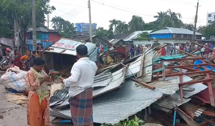 কয়েক সেকেন্ডের টর্নেডোয় প্রাণ গেলো মাছ ব্যবসায়ীর কয়েক সেকেন্ডের টর্নেডোয় প্রাণ গেলো মাছ ব্যবসায়ীর