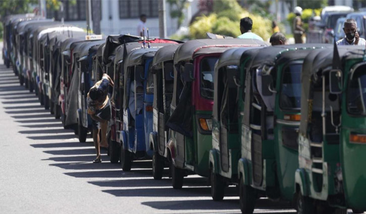 শ্রীলঙ্কায় সরকারি কর্মচারীদের হোম অফিস করার নির্দেশ