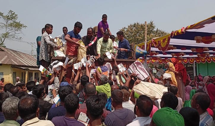 কুড়িগ্রামে টিসিবি’র পণ্য নিয়ে হুড়োহুড়ি কুড়িগ্রামে টিসিবি’র পণ্য নিয়ে হুড়োহুড়ি