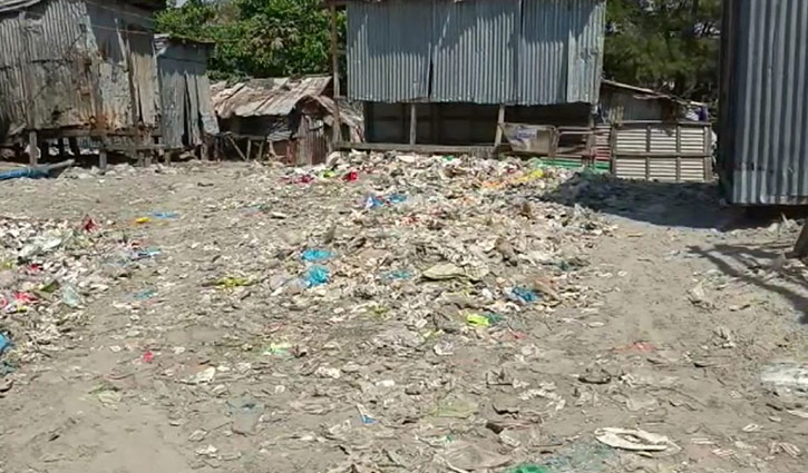 কুয়াকাটা সৈকতজুড়ে আবর্জনা, দুর্গন্ধে বিরক্ত পর্যটকরা