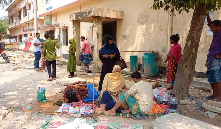 রাজবাড়ীতে বেড সঙ্কটে গাছতলায় ডায়রিয়ার রোগীর চিকিৎসা