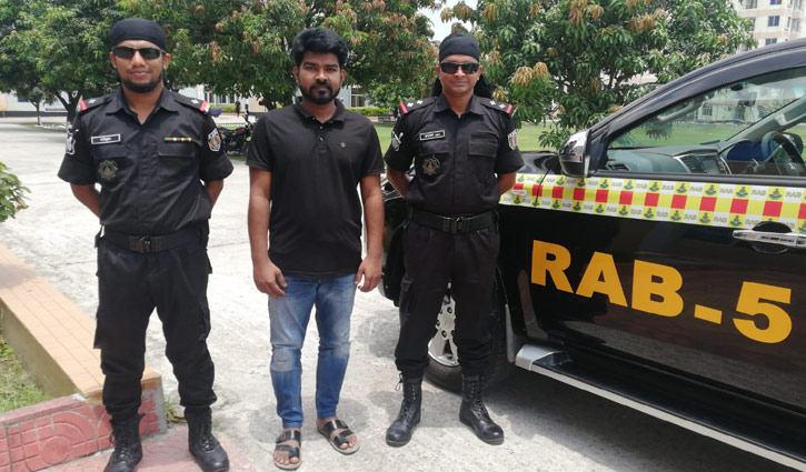 অস্ত্রের ছবি দিয়ে ভাইরাল সেই যুবক গ্রেপ্তার