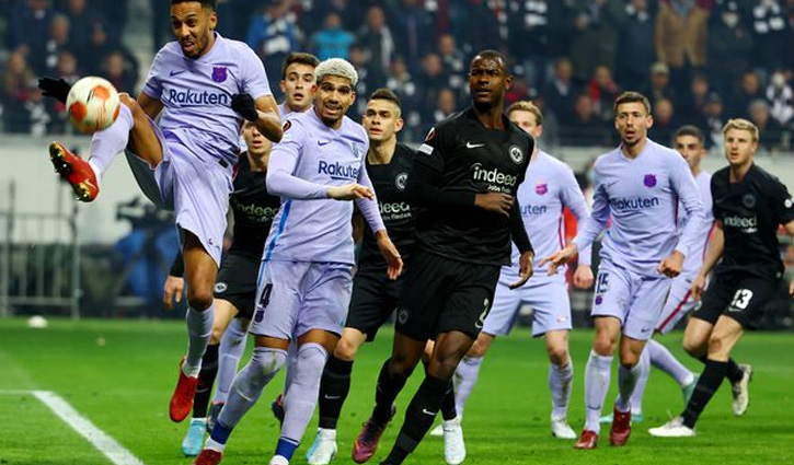 ফ্রাঙ্কফুর্টে গোল করে হার এড়ালো বার্সেলোনা