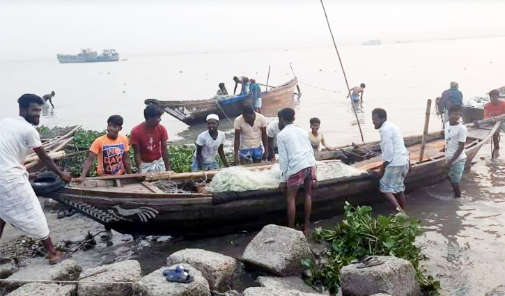 জেলেরা আজ মধ্যরাত থেকে ইলিশ ধরতে নামছেন