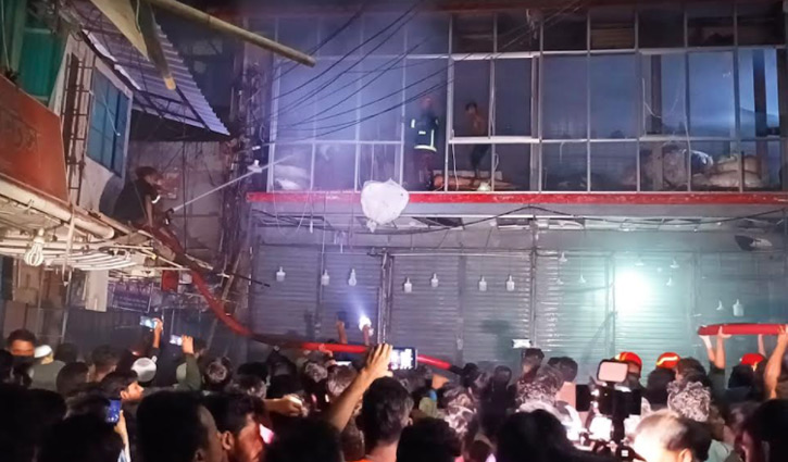 আগুনে চট্টগ্রাম জহুর হকার্স মার্কেটের অর্ধশত ব্যবসায়ী নিঃস্ব 